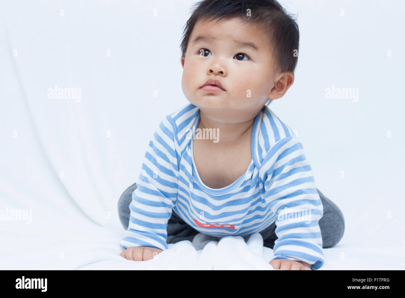 Cute baby boy chinois en costume de marin Banque D'Images