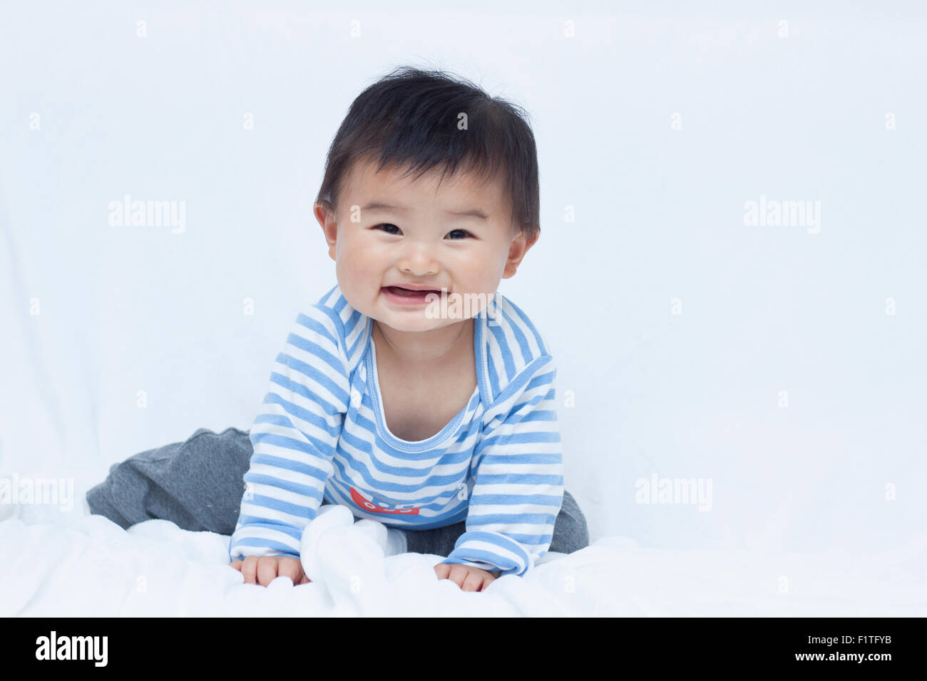 Cute baby boy chinois en costume de marin Banque D'Images