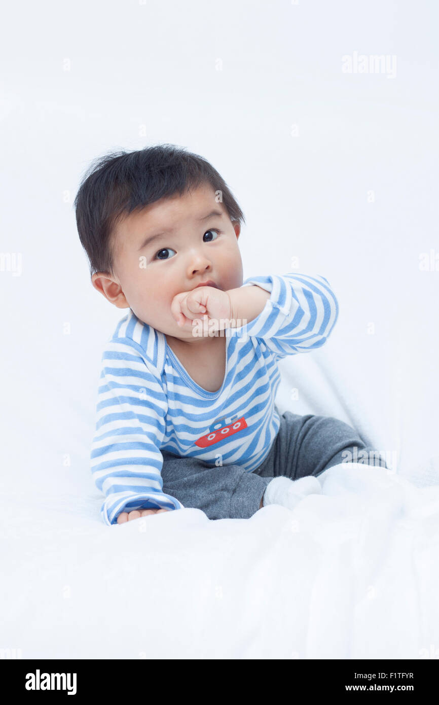 Cute baby boy chinois en costume de marin Banque D'Images