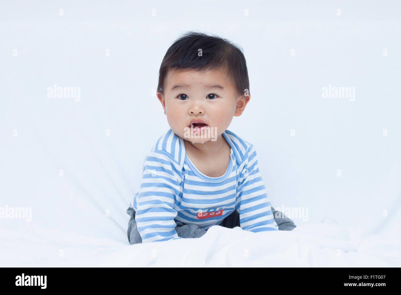 Cute baby boy chinois en costume de marin Banque D'Images