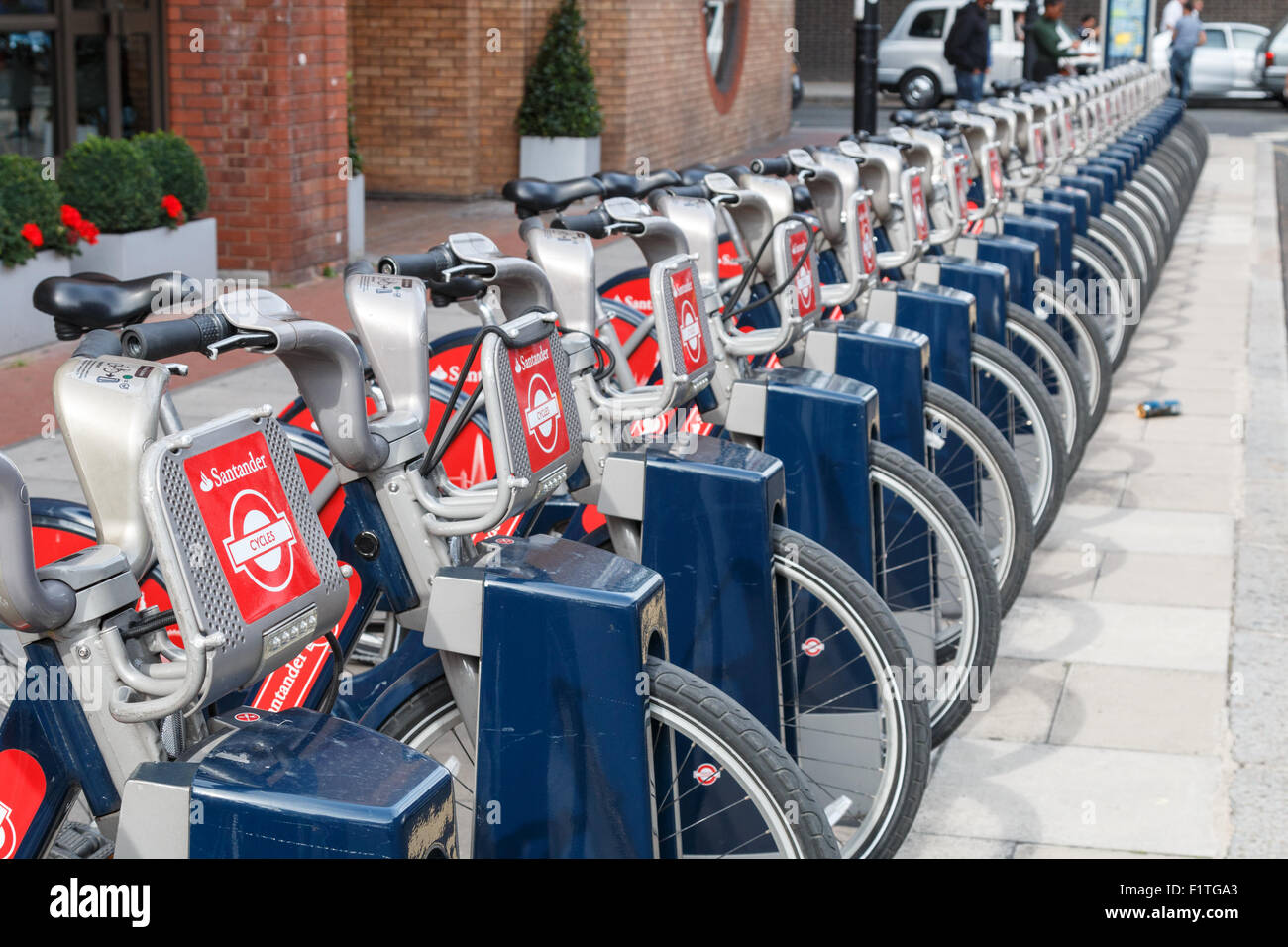 Boris bikes alignés prêts à louer à Londres Banque D'Images
