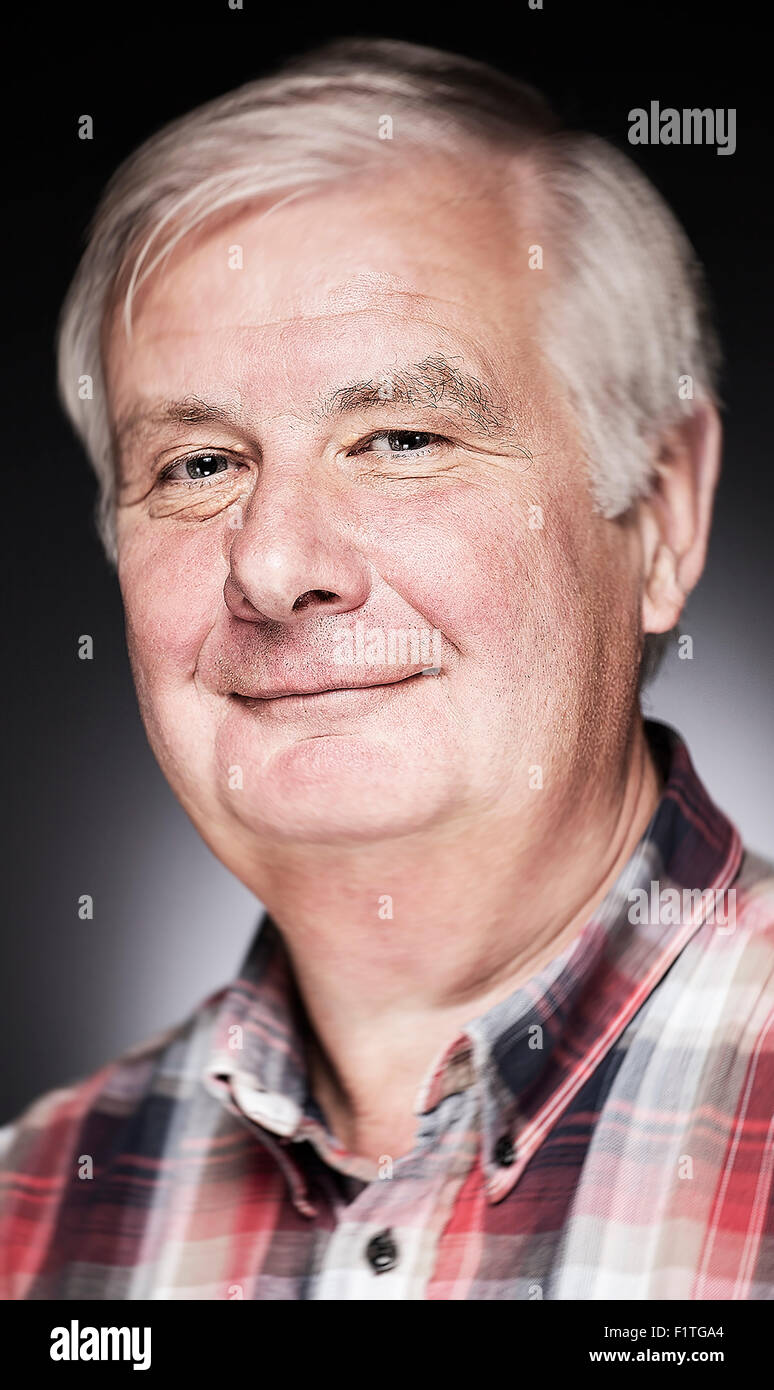 Un portrait sincère d'un homme blanc dans ses 50 ans de prendre une photo avec un téléphone mobile Banque D'Images