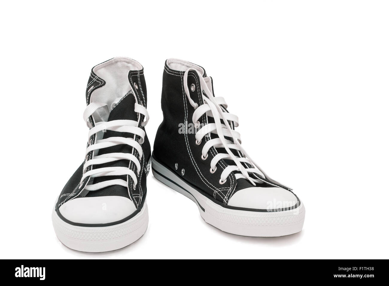 Pratique pour le sport mens sneakers en bleu foncé tissus épais. Présenté sur un fond blanc. Banque D'Images