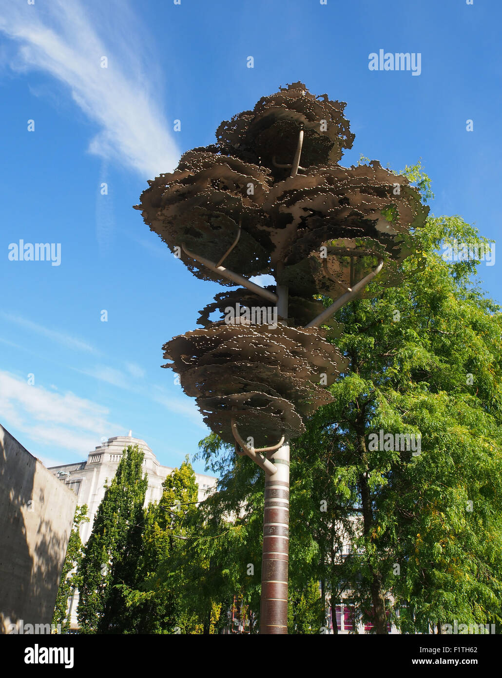 Arbre de souvenir dans les jardins de Piccadilly, Manchester, Royaume-Uni. Conçu par les artistes Wolfgang de fortifier et Fiona Heron. Banque D'Images