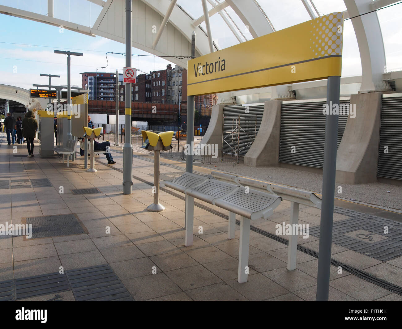 Les distributeurs de billets et des signes de Metrolink à la gare Victoria, à Manchester, au Royaume-Uni. Banque D'Images