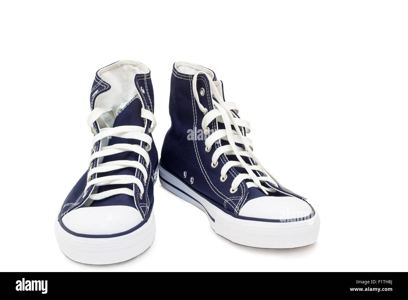 Pratique pour le sport mens sneakers en bleu foncé tissus épais. Présenté sur un fond blanc. Banque D'Images
