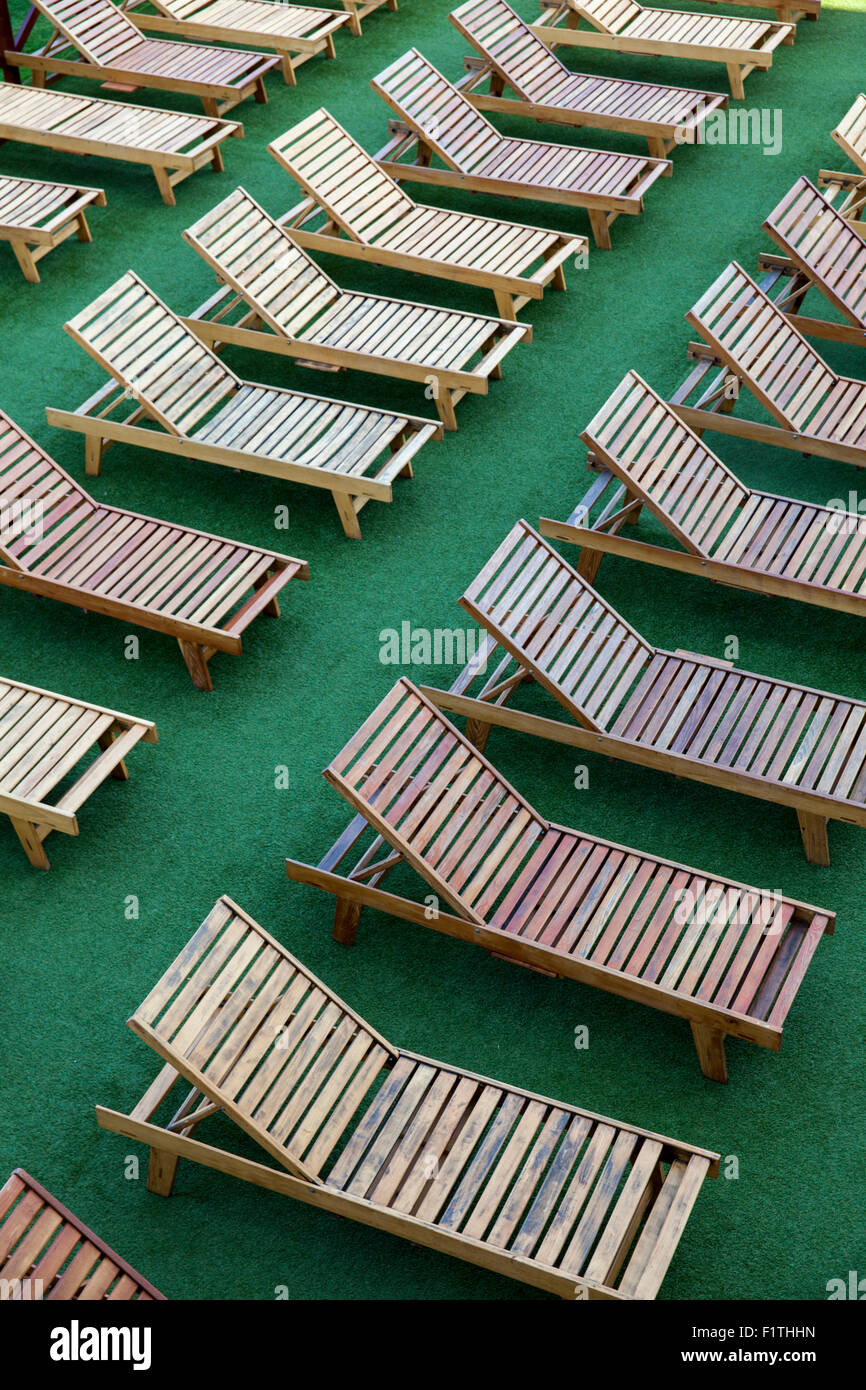 Des chaises en bois sur l'extérieur de la piscine Banque D'Images