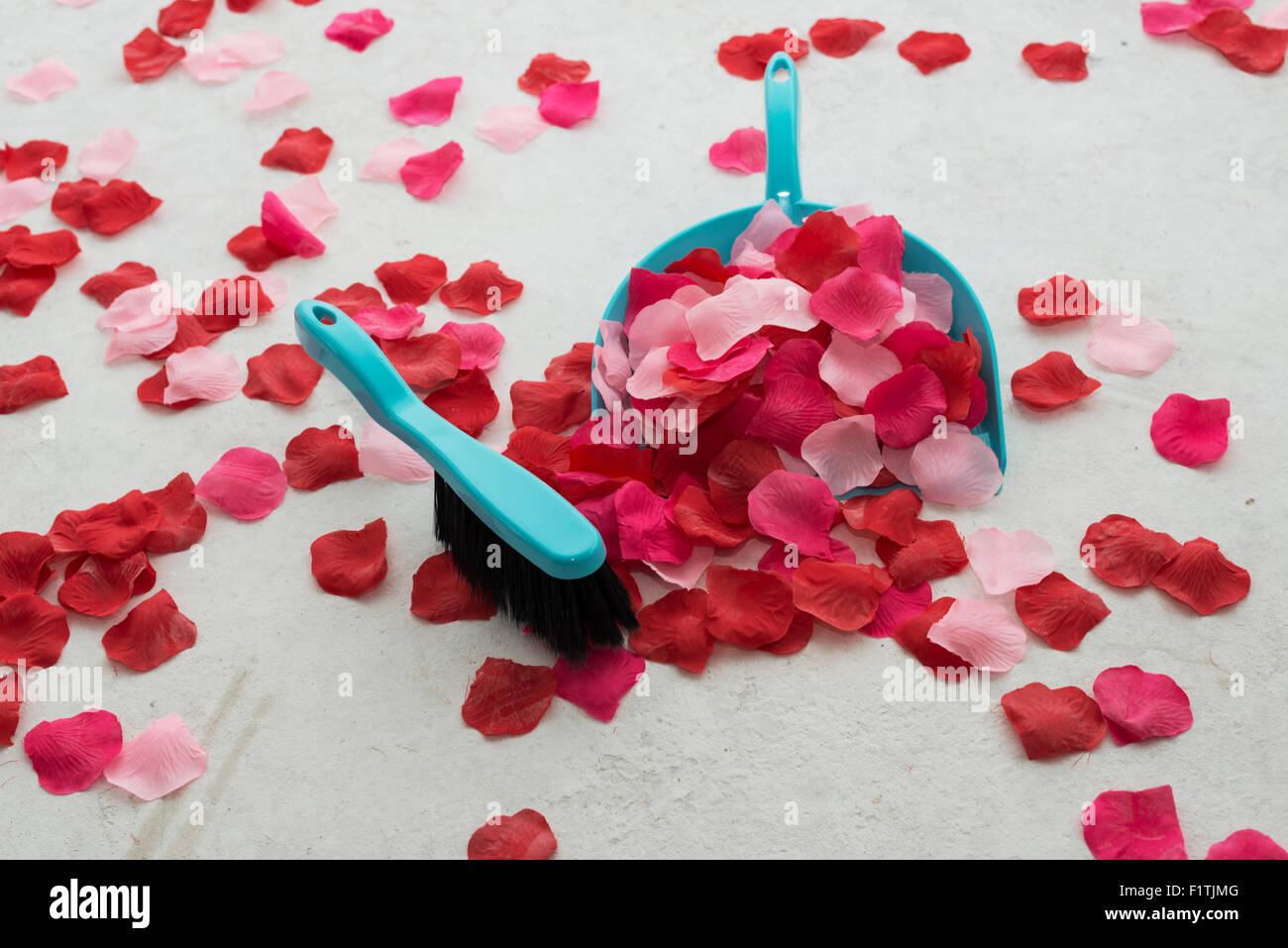 Nettoyage du marbre de l'imitation des pétales de rose rouge comme fin de  proposition de mariage Photo Stock - Alamy