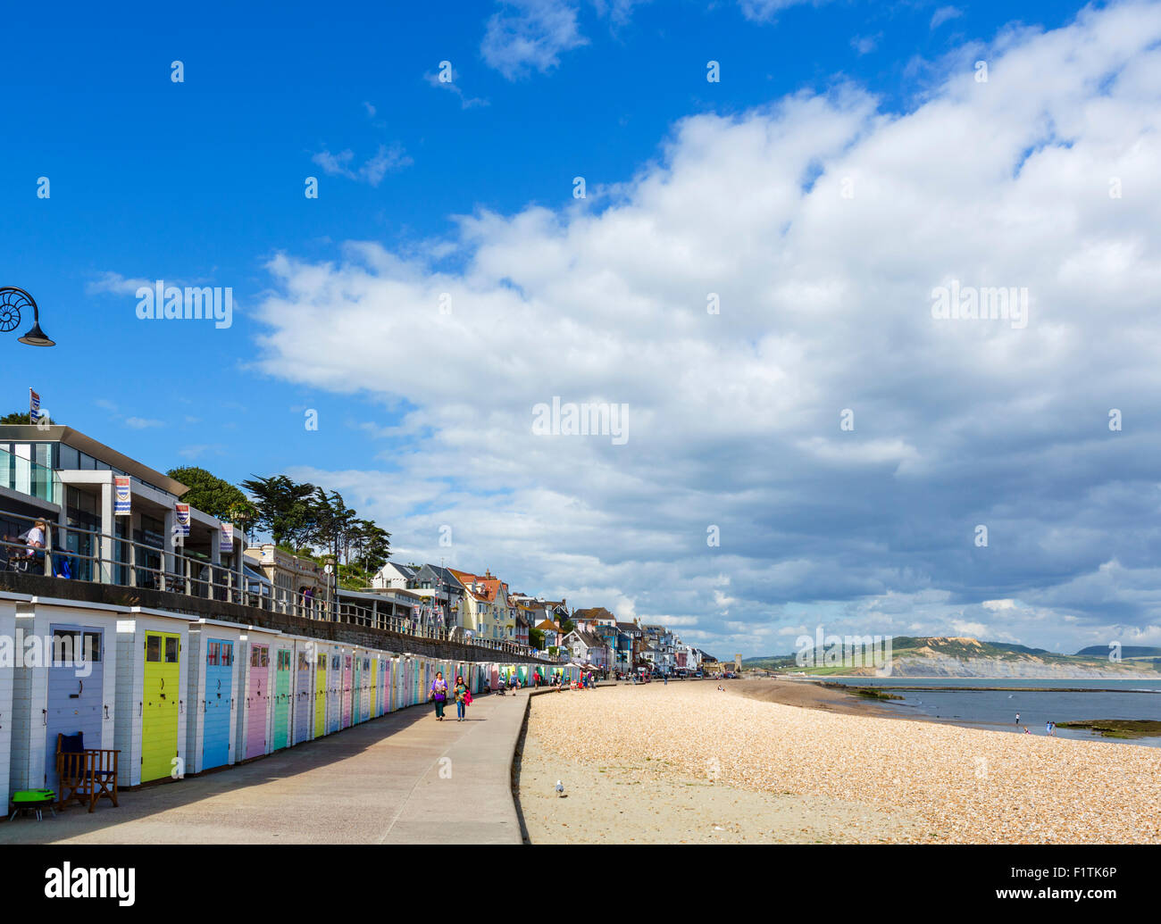 La plage de la ville et la Marine Parade, Lyme Regis, la baie de Lyme, sur la côte jurassique, Dorset, England, UK Banque D'Images