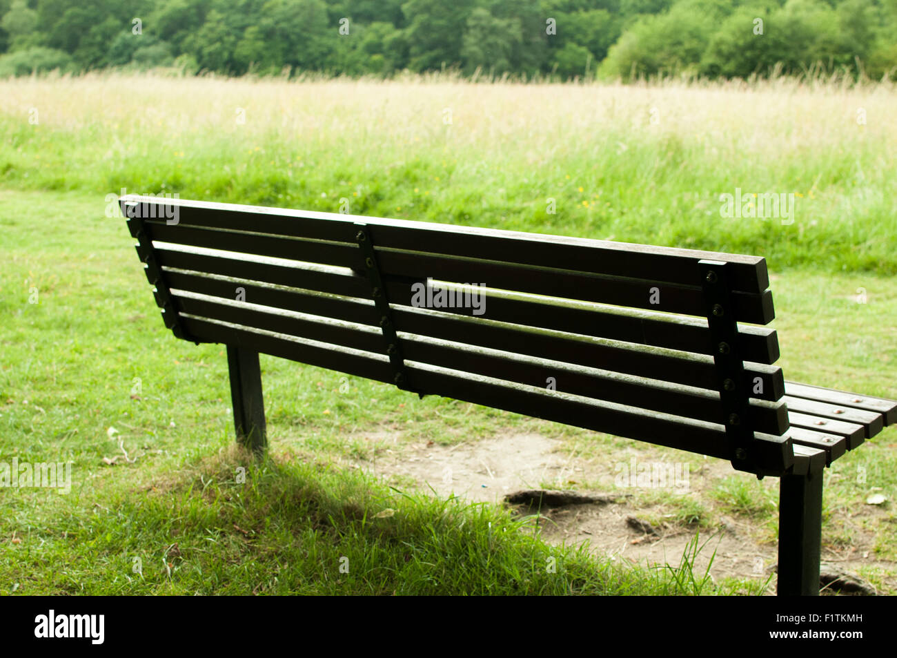 Banc de parc avec la lumière montrant à travers le siège Banque D'Images