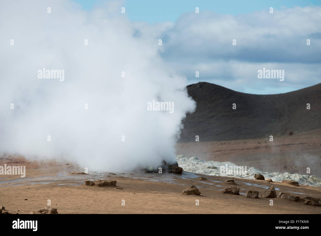 L'Islande, au nord-est de l'Islande, de Namaskard. Namafjall (aka Hverir) champs géothermiques. La vapeur active fumerolles. Banque D'Images