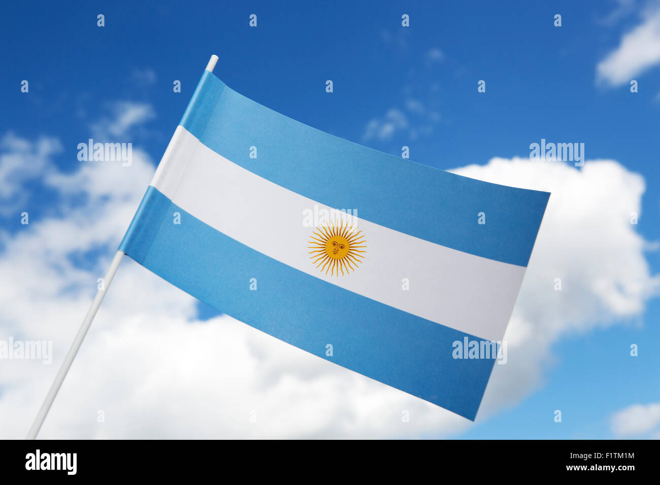 Drapeau de l'Argentine en face de ciel bleu Banque D'Images