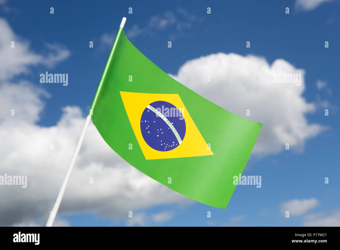 Drapeau du Brésil en face d'un ciel bleu Banque D'Images