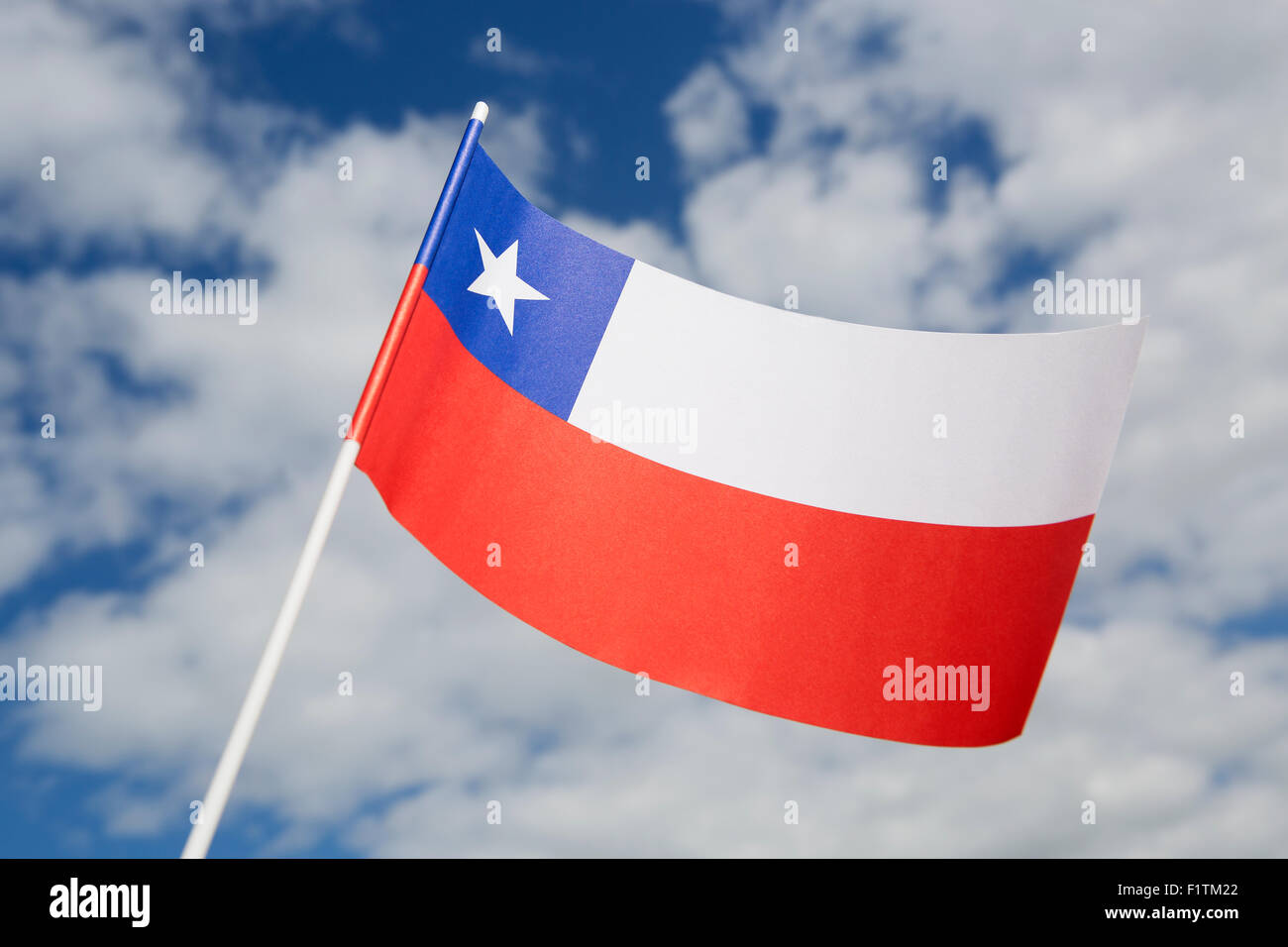 Drapeau du Chili en face d'un ciel bleu Banque D'Images