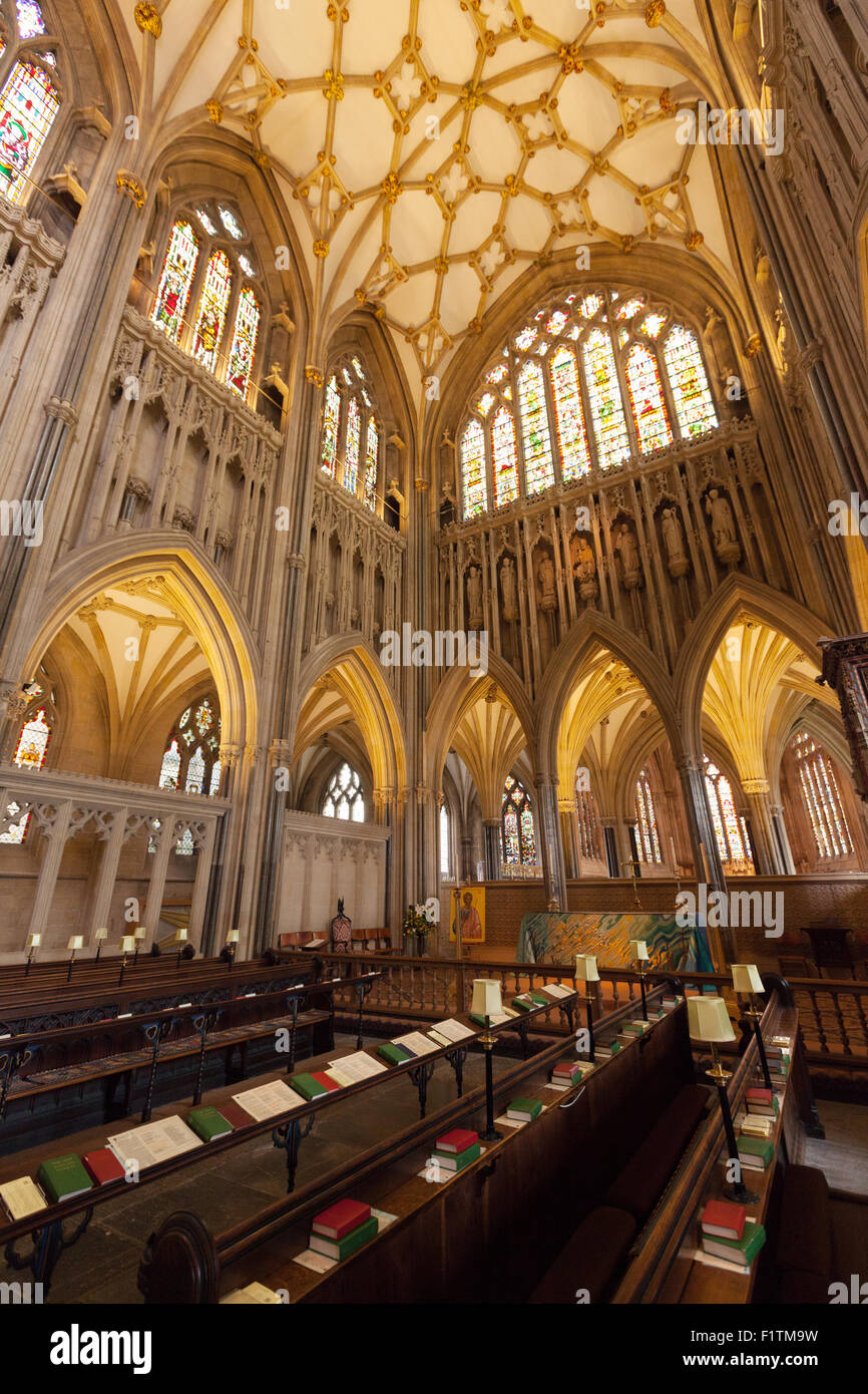 L'Quire et le vitrail de la fenêtre de Jesse à l'extrémité, Wells Cathedral et Wells, Somerset, UK Banque D'Images