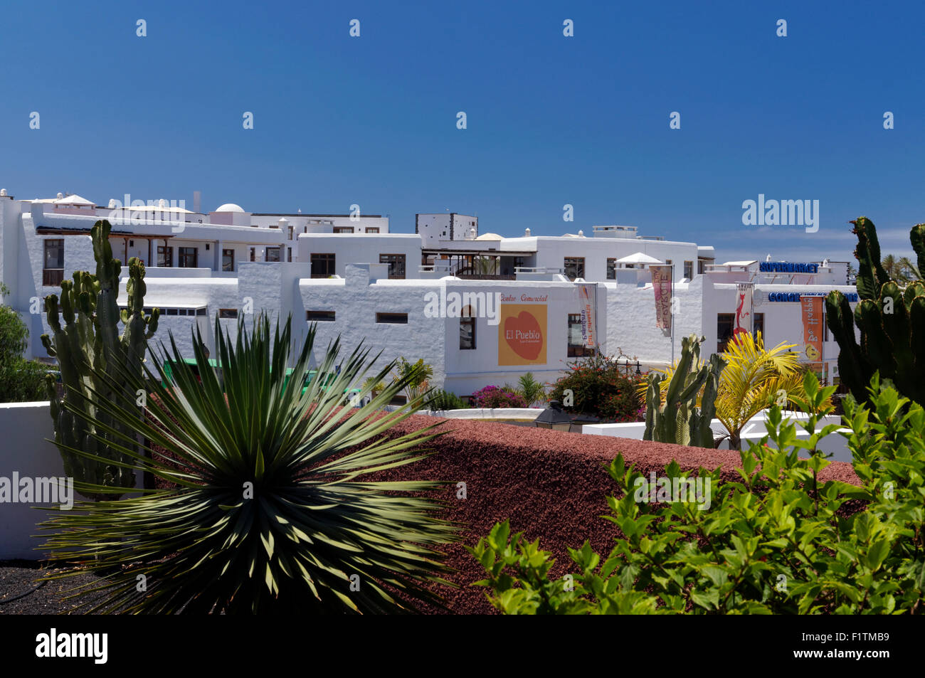 El Pueblo, centre commercial Las Coloradas, Playa Blanca, Lanzarote, îles Canaries, Espagne. Banque D'Images