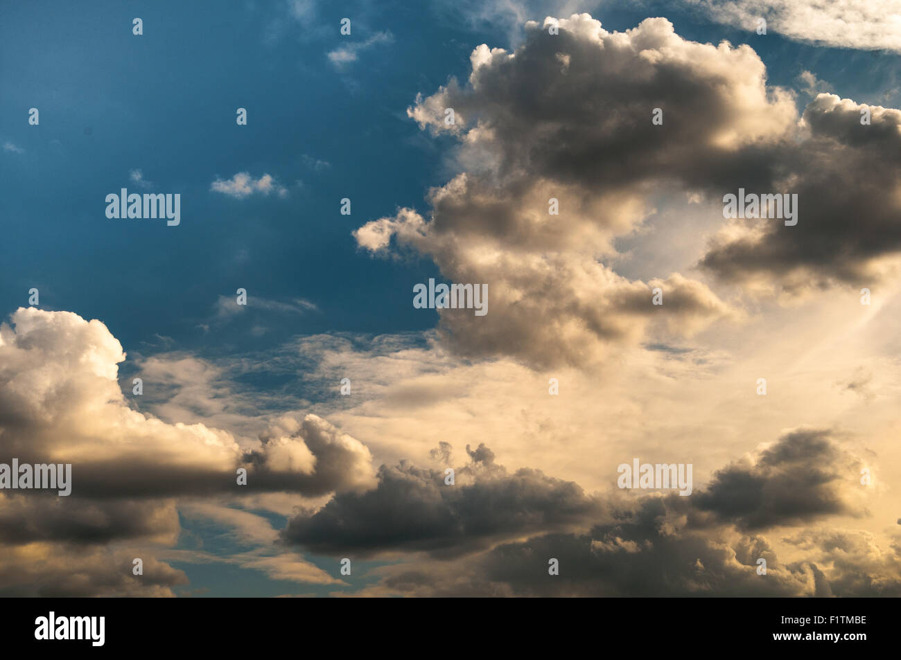 Reflétant la lumière du soleil jaune Cloudscape Banque D'Images