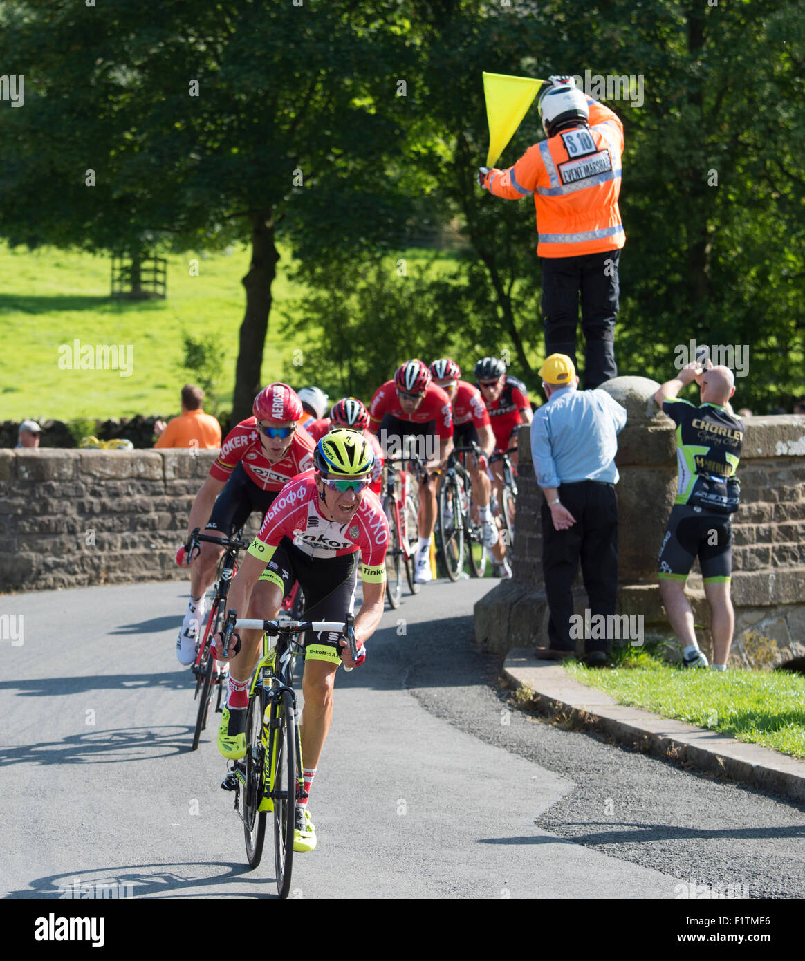 Étape 2 Aviva Tour of Britain race cycle dans village Downham, Lancashire. Banque D'Images