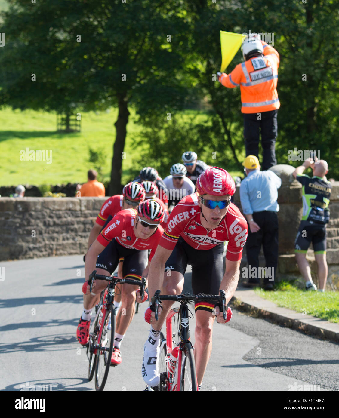 Étape 2 Aviva Tour of Britain race cycle dans village Downham, Lancashire. André Greipel de Lotto-Soudal en deuxième ligne. Banque D'Images