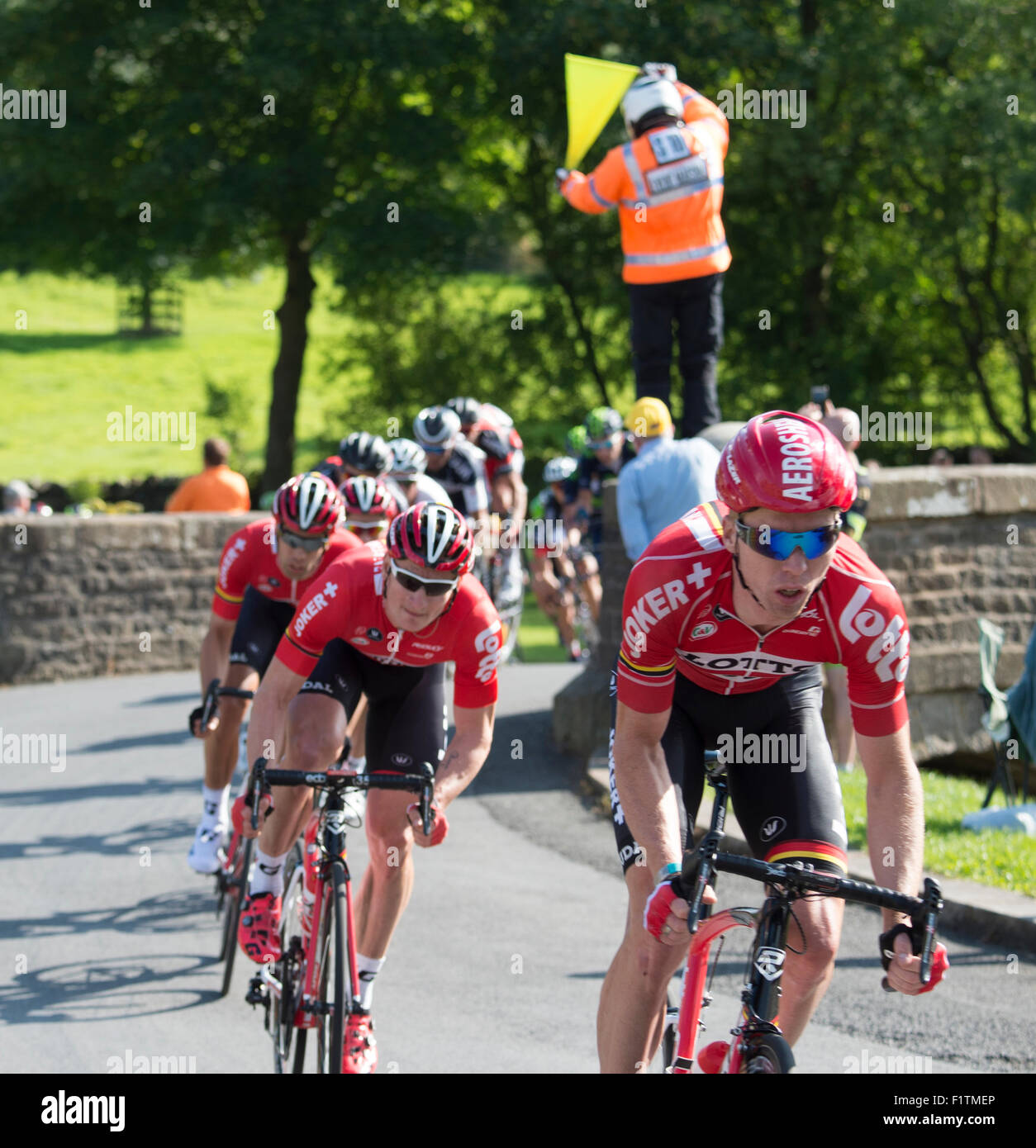 Étape 2 Aviva Tour of Britain race cycle dans village Downham, Lancashire. André Greipel de Lotto-Soudal en deuxième ligne. Banque D'Images