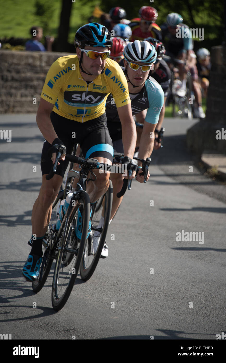 M. Downham village, Lancashire, Royaume-Uni. 7 Septembre, 2015. Étape 2 Aviva Tour of Britain race cycle dans village Downham, Lancashire. Elia Viviani de l'équipe Sky dans le maillot jaune sur l'étape 2. Crédit : STEPHEN FLEMING/Alamy Live News Banque D'Images