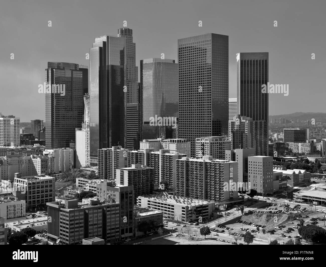 Le centre-ville de Los Angeles avec ciel d'orage en noir et blanc. Banque D'Images