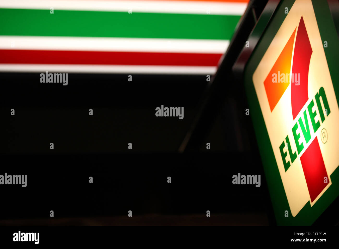 7-kiosque onze heures du soir. Un témoin lumineux. Banque D'Images