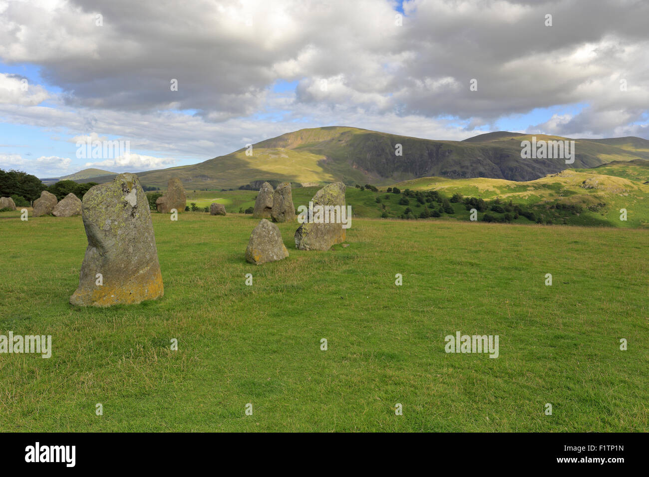 Cercle de pierres de Castlerigg avec Clough Head, Cumbria, Parc National de Lake District, England, UK. Banque D'Images