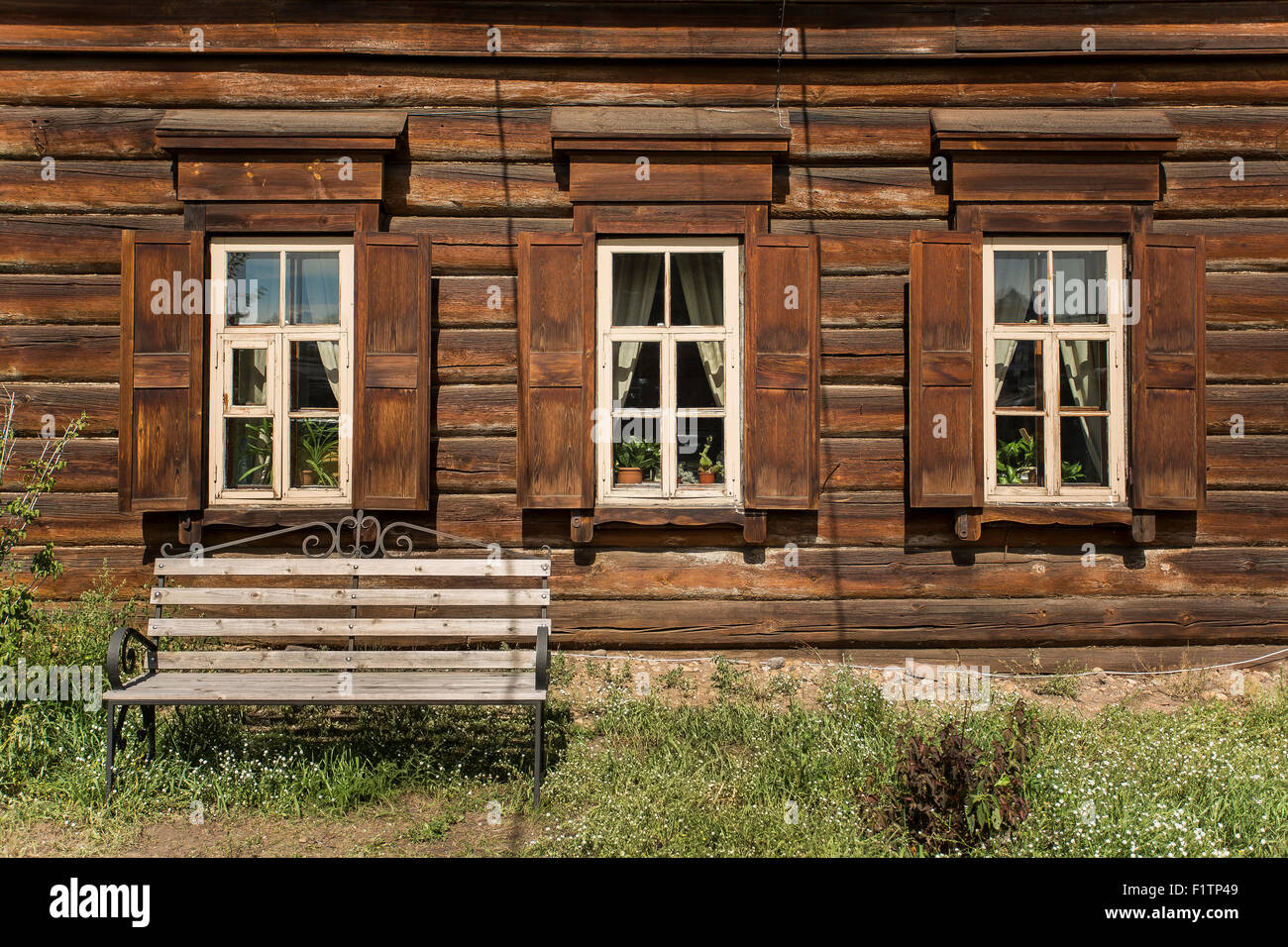 Vieille maison de bois avec windows et banc Banque D'Images