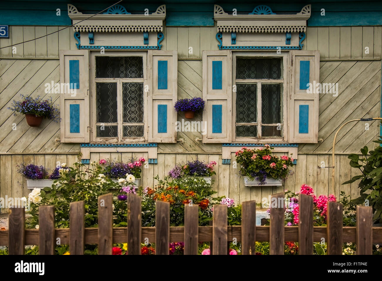 Vieille maison de bois avec jardin Banque D'Images