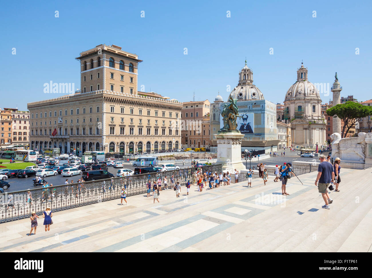 Les touristes en descendant les marches de l'Victor Emanuel II monument Piazza Venezia Rome Roma Lazio Italie Europe de l'UE Banque D'Images
