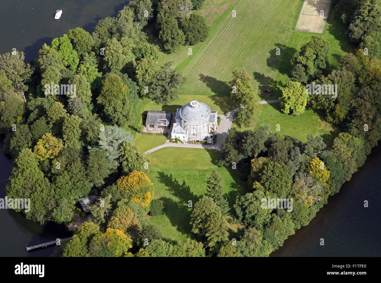 Vue aérienne de l'île Belle Maison ronde de la Bowness à Windermere dans le Lake District, Cumbria, Royaume-Uni Banque D'Images