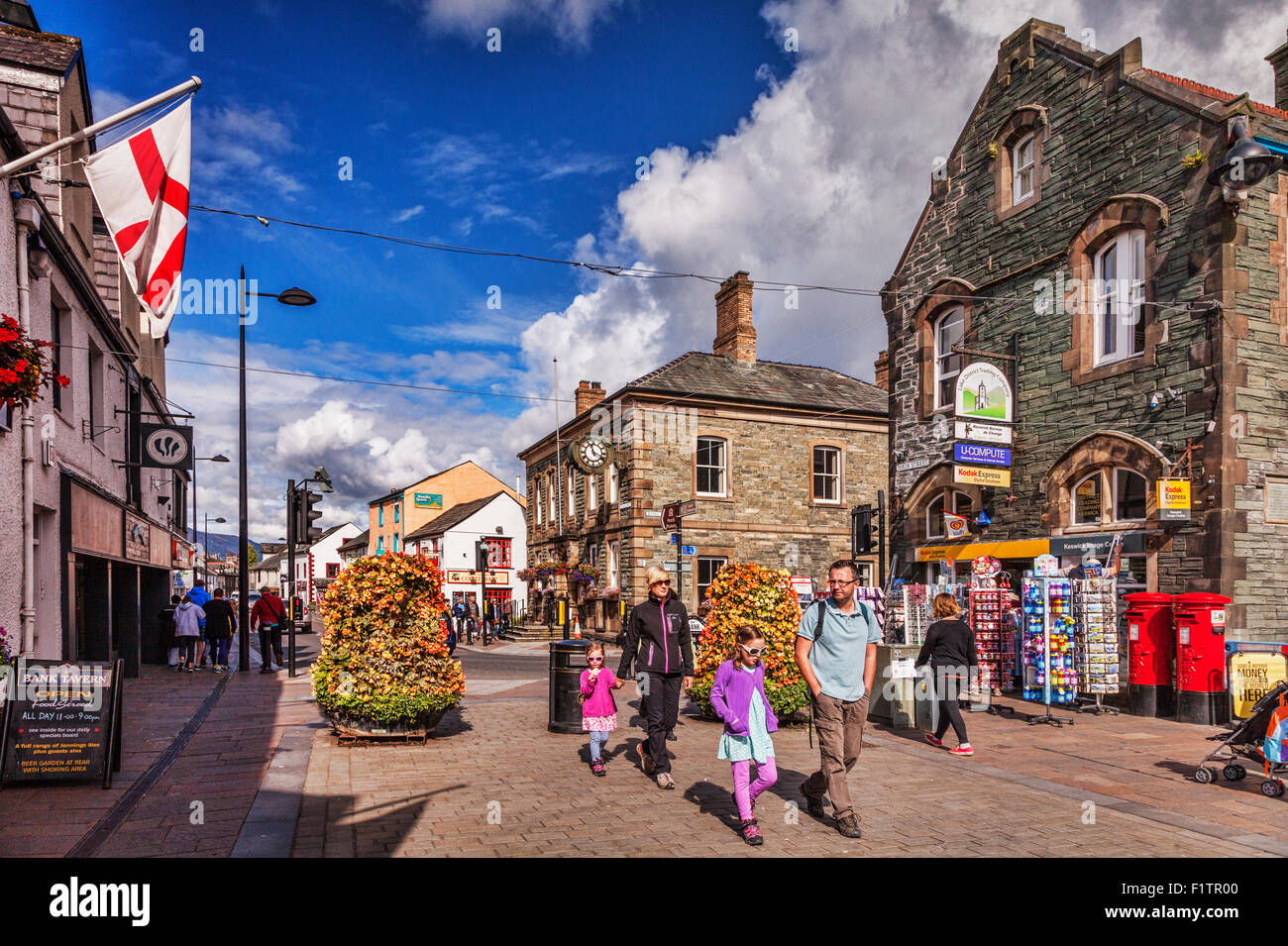 Les touristes flânant à Keswick High Street sur une journée ensoleillée d'automne, Cumbria, Angleterre. Banque D'Images