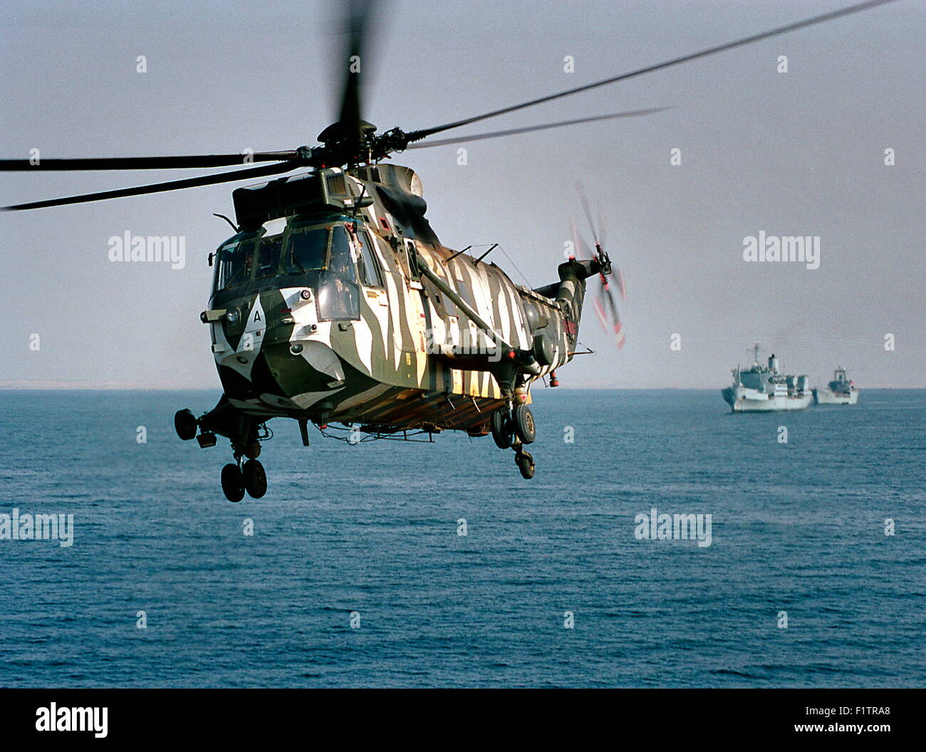 AJAX NEWS & FEATURE SERVICE. (OMA-42)6. oct 2001.OMAN. Un hélicoptère Sea King de la Marine royale se soulève du HMS FEARLESS TANDIS QUE LES NAVIRES DE DEMANDES DANS L'EMBARCATION BACKGRUND. photo:JONATHAN EASTLAND/AJAX. REF:CD/SS/SH9-2. Banque D'Images