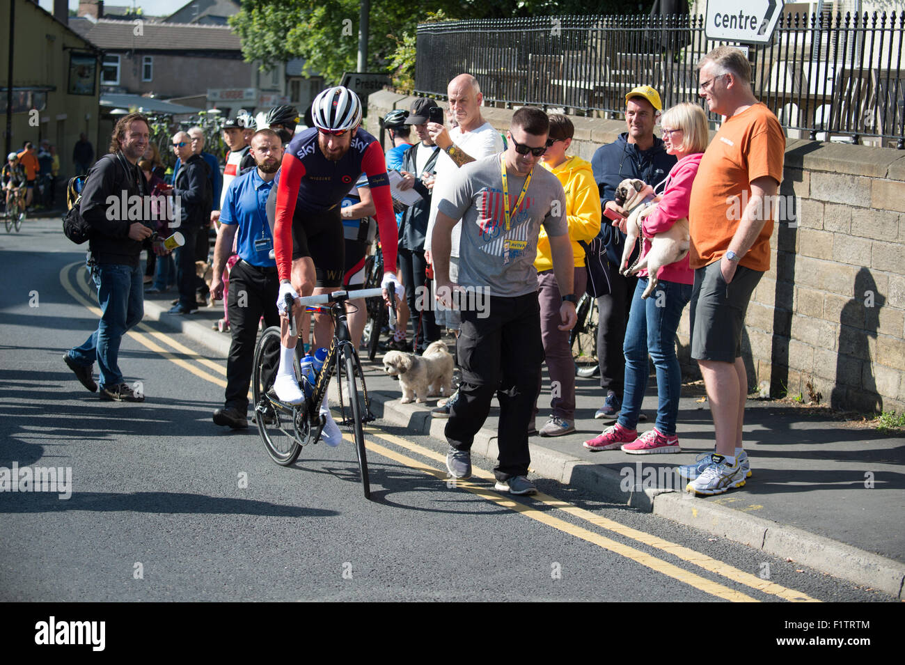 Étape 2 Aviva Tour of Britain course à vélo à l'étape 2 Commencer en Clitheroe, Lancashire. Sir Bradley Wiggins au départ d'étape. Pourrait être sous-titrées : ' Un chevalier et son écuyer' Banque D'Images