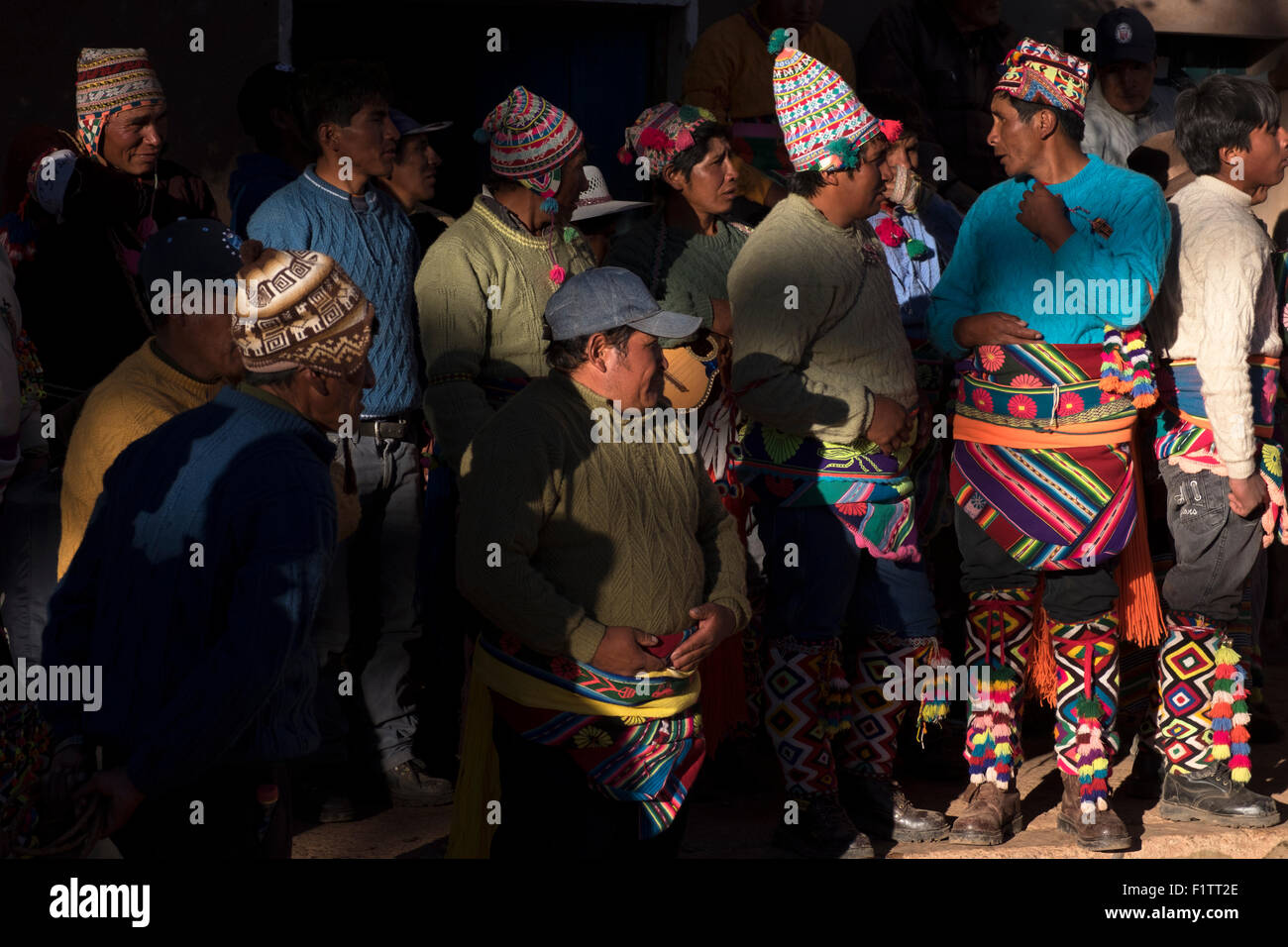 Plusieurs hommes en attente de nouveaux combats sont entrepris au cours de la célébration de Tinku. Banque D'Images