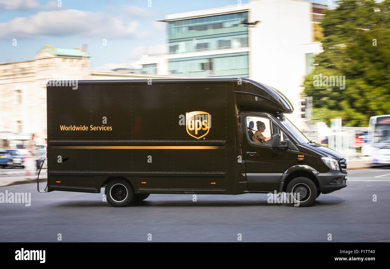 UPS van des livraisons à Southampton, Hampshire, Royaume-Uni Banque D'Images