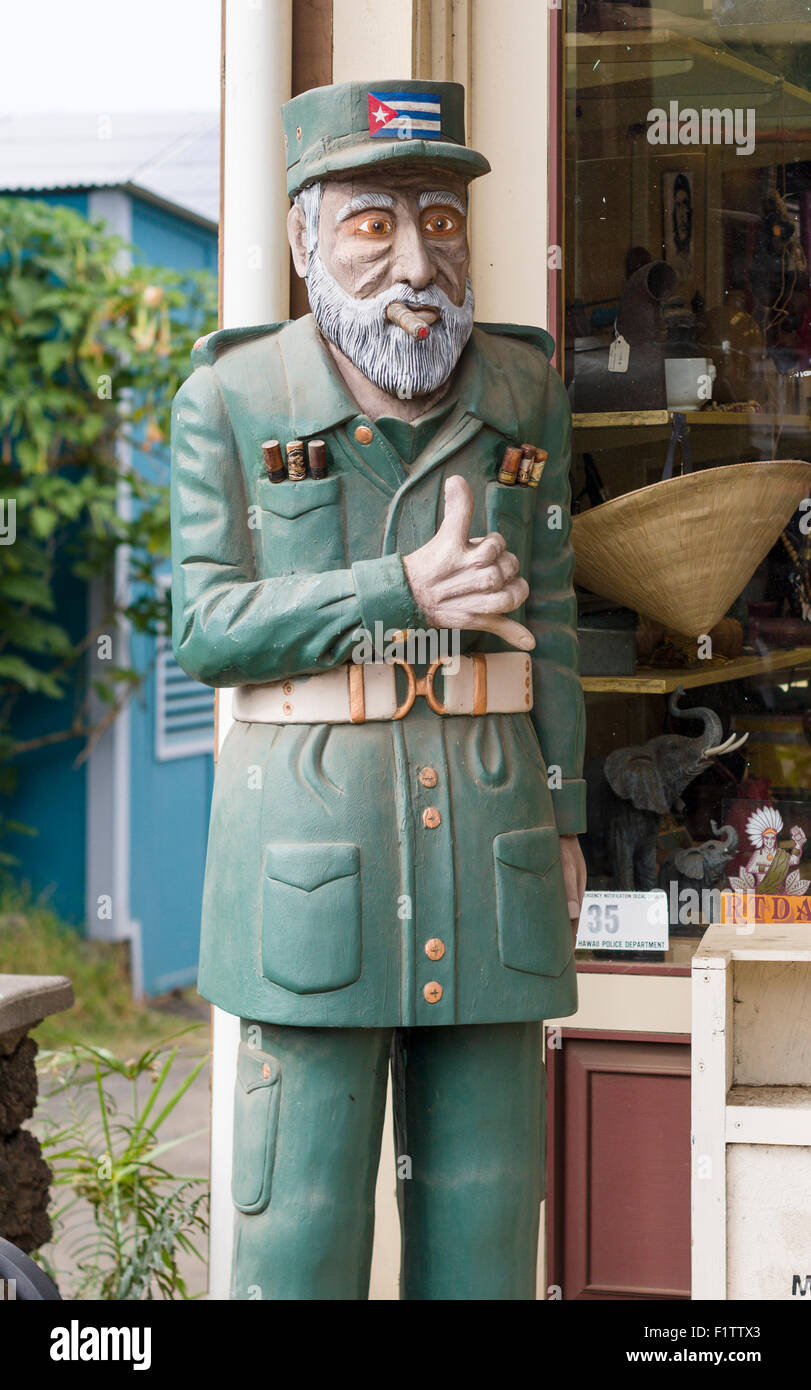 Sculpture en bois de Fidel Castro à l'extérieur d'un magasin de cigares. Une statue en bois du leader cubain vêtu d'un uniforme militaire Banque D'Images