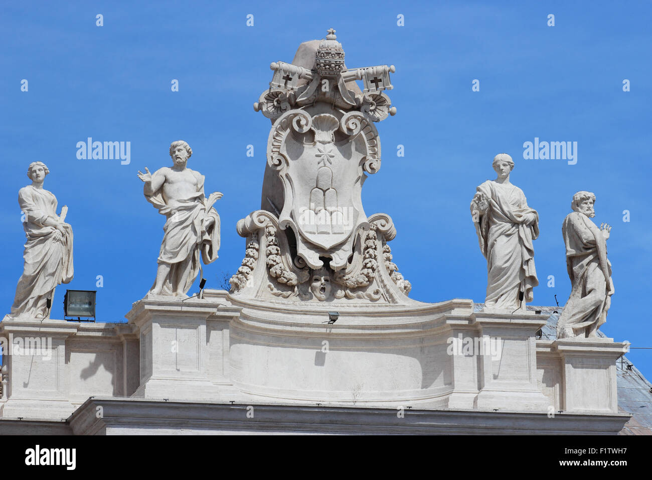 Le Cardinal Fabio Chigi aka le pape Alexandre VII symbole : les 6 montagnes avec l'étoile dans la place Saint Pierre, Vatican Banque D'Images