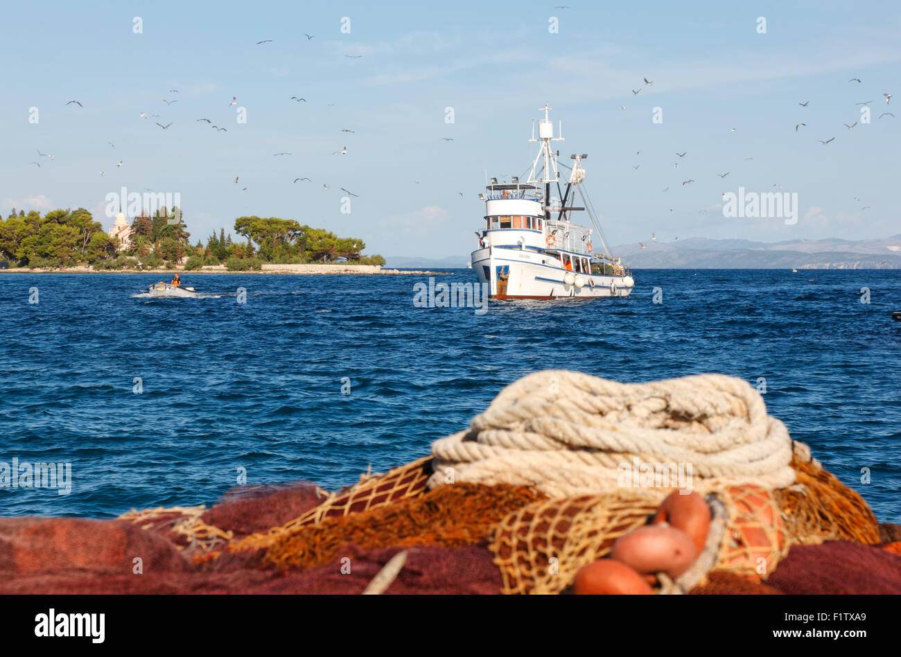 Bateau de pêcheurs au port de voile en Croatie. Banque D'Images