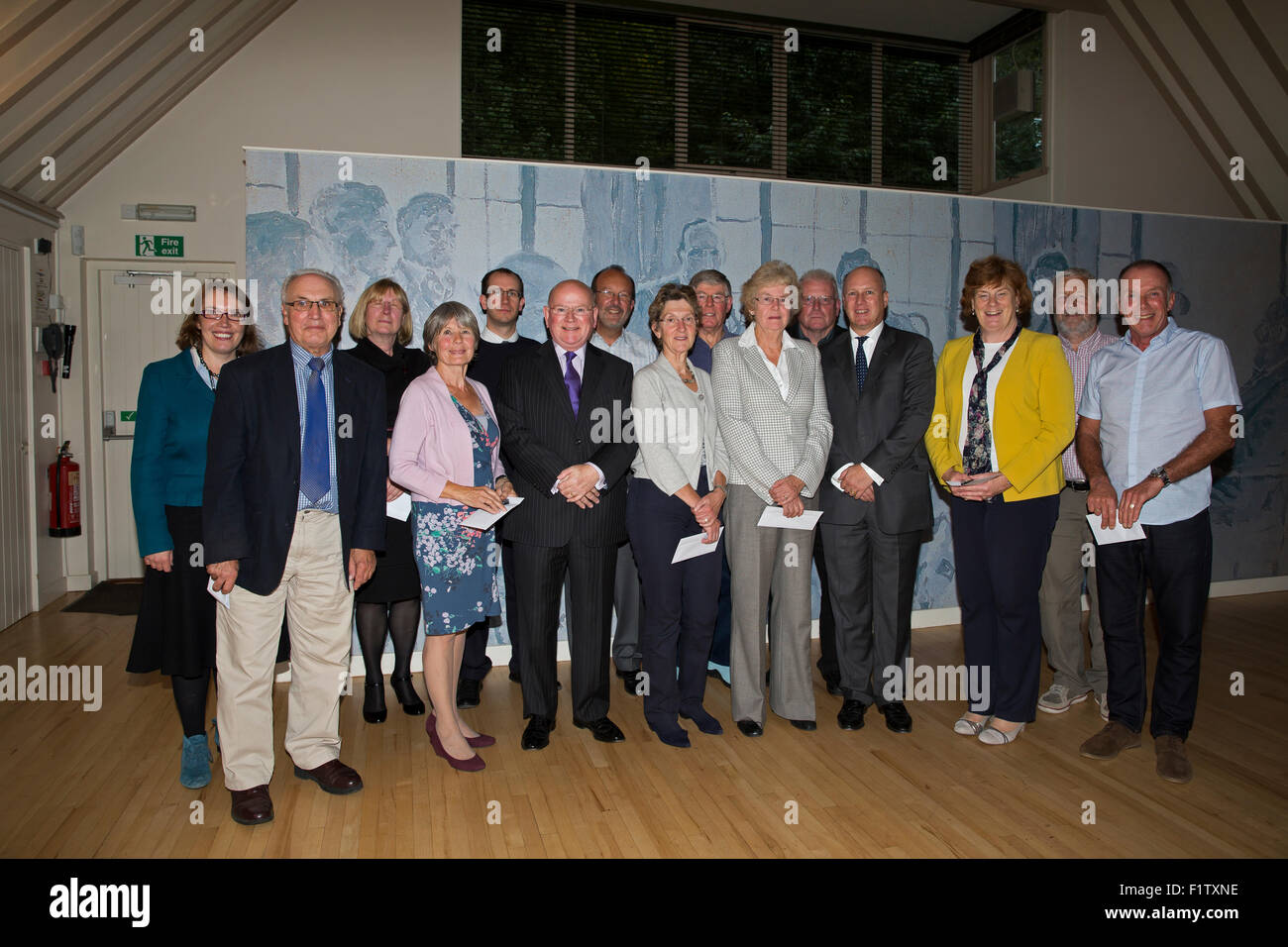 London, UK. 7e septembre 2015. Bénévoles pour le National Trust à Chartwell reçoivent leur prix de long service pour cinq années de service présentée par Randolph Churchill, l'arrière-petit-fils de Sir Winston Churchill. Credit : Keith Larby/Alamy Live News Banque D'Images