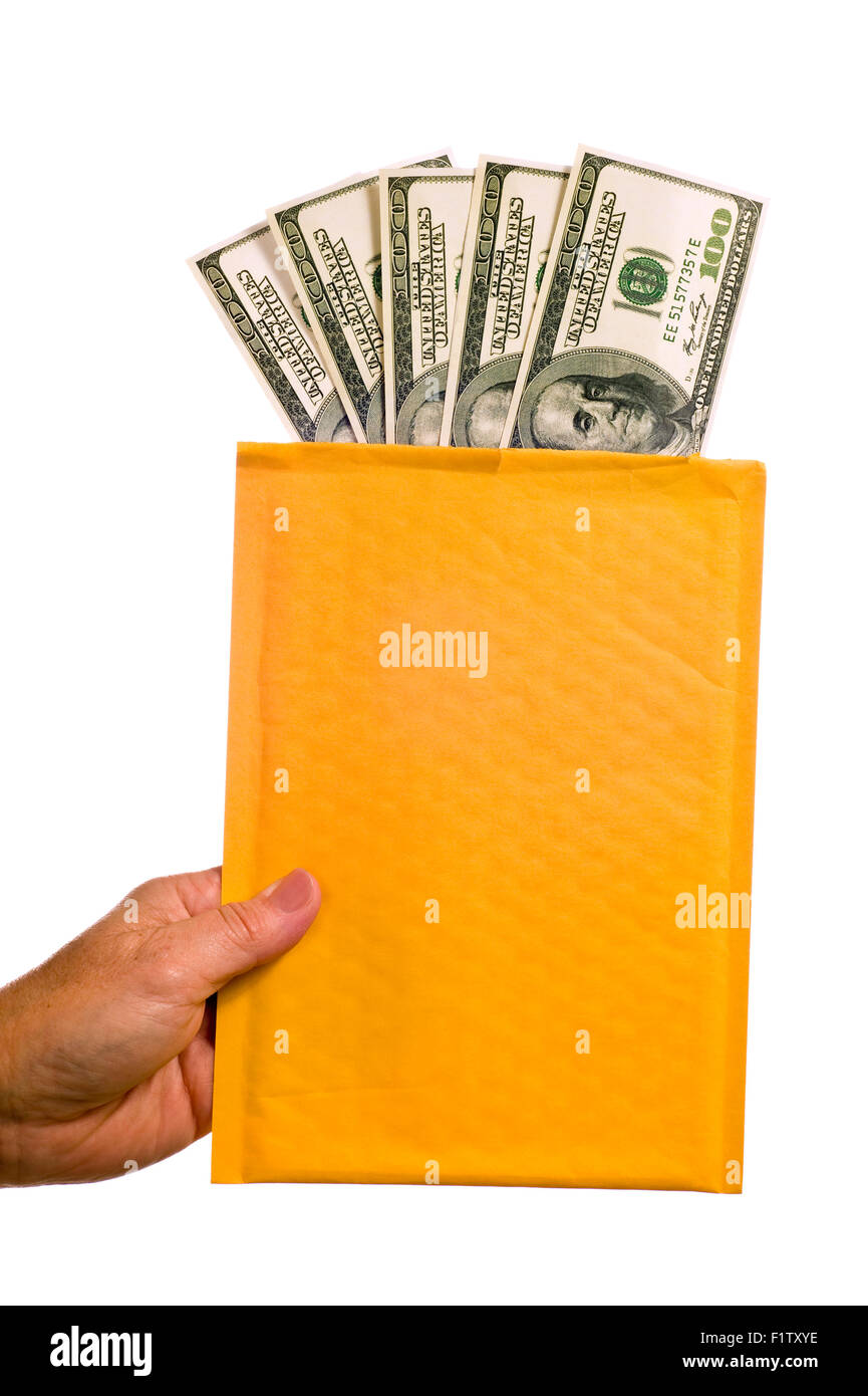Main tenant enveloppe pleine d'argent avec copie espace sur l'enveloppe Banque D'Images