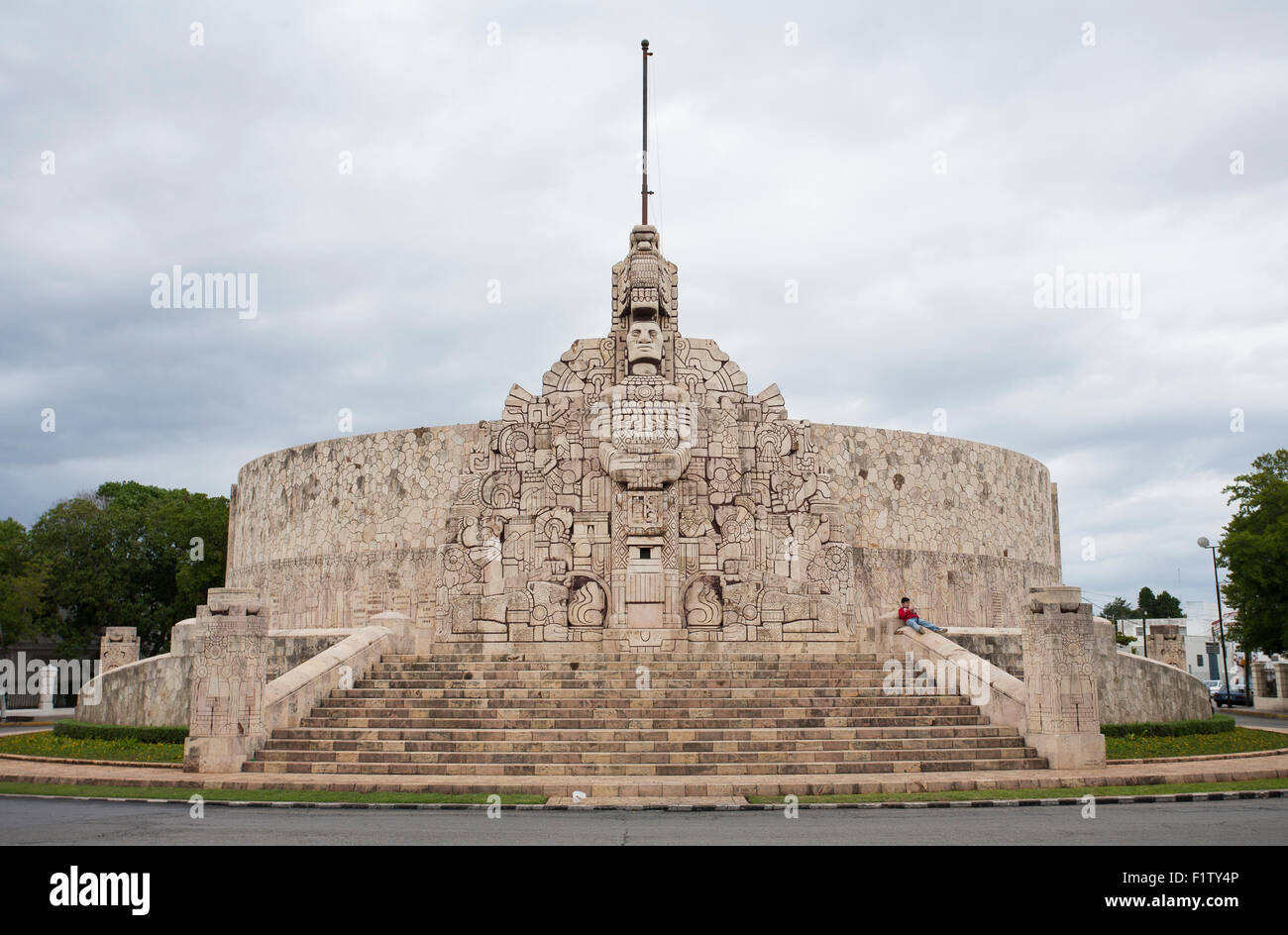 Lieu de repos : pas de drapeau sur le Monument de la Drapeau Mexicain . Une grande sculpture et fontaine dans le centre de Merida Banque D'Images