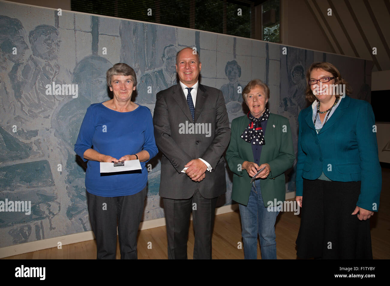 London, UK. 7e septembre 2015. Les bénévoles du National Trust, Sheila Brittain et Liz Gatland à Chartwell reçoivent leur prix de long service pour dix années de service présentée par Randolph Churchill, l'arrière-petit-fils de Sir Winston Churchil Crédit : Keith Larby/Alamy Live News Banque D'Images