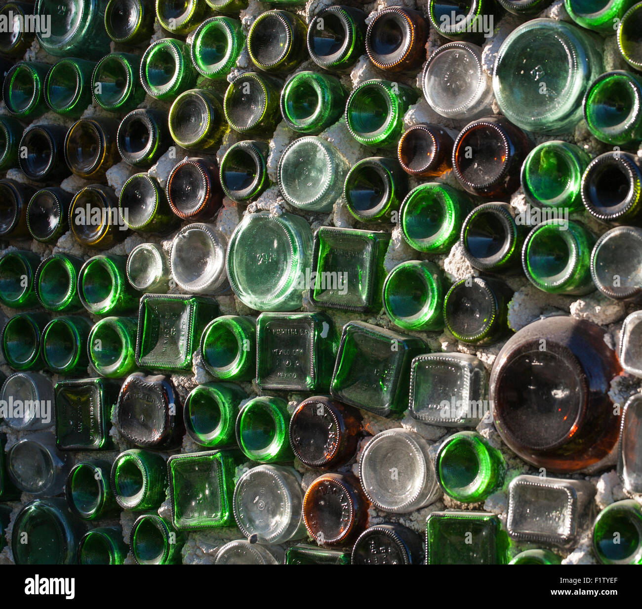 Mur de bouteille. Un mur créée à partir d'un mélange de vert, brun clair et des bouteilles vides mortiers ensemble. Playa del Carmen, Quintana Roo, Mexique Banque D'Images