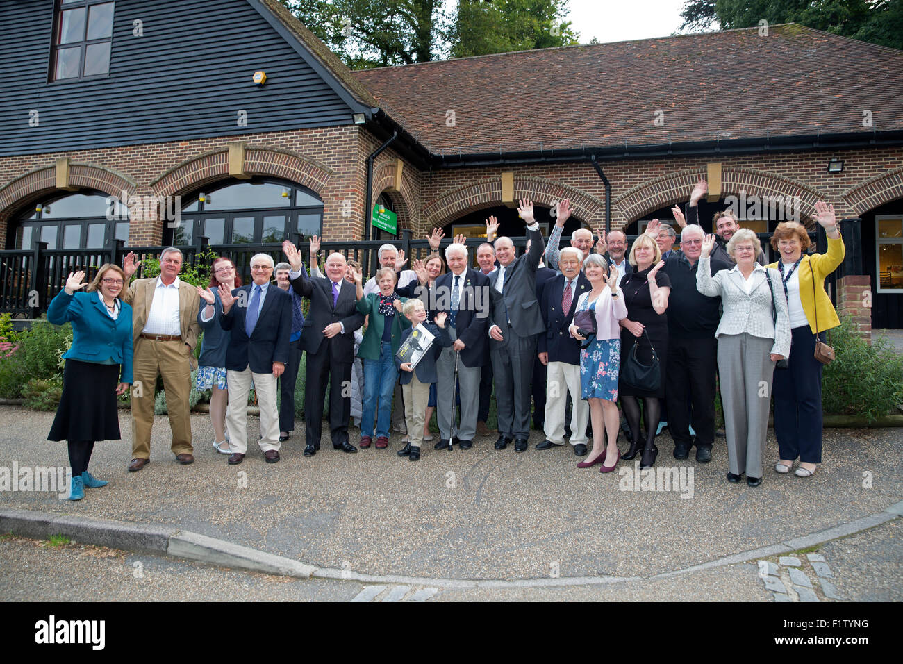 London, UK. 7e septembre 2015. Bénévoles pour le National Trust à Chartwell posent pour une photo de groupe après qu'ils ont reçu leur prix de long service présentée par Randolph Churchill, l'arrière-petit-fils de Sir Winston Churchil Crédit : Keith Larby/Alamy Live News Banque D'Images