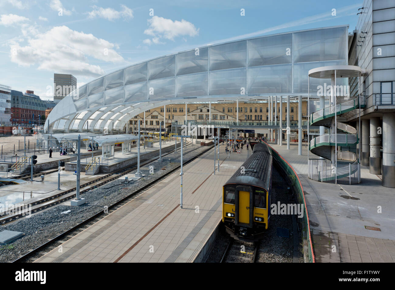 La rénovation de la gare Victoria de Manchester, comme Northern Rail train émerge Banque D'Images
