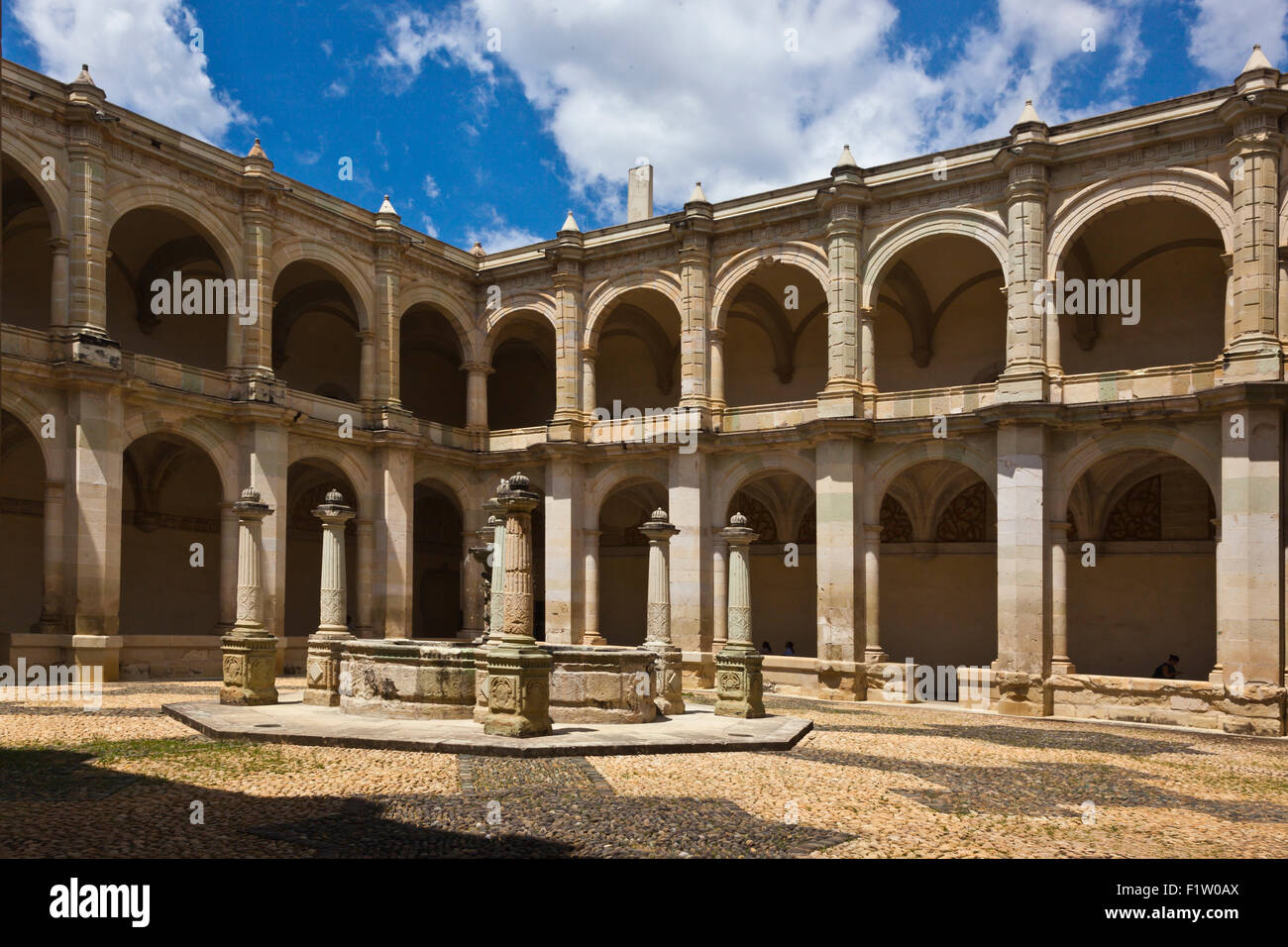 Fontaine dans la cour centrale dans le musée culturel d'OAXACA ou Museo de las Culturas de Oaxaca - Mexique Banque D'Images