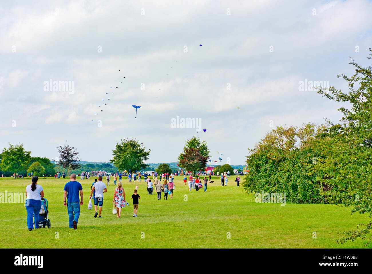 Les gens de marcher à travers le parc vers le bas Durdham à Bristol à un festival du cerf-volant Banque D'Images