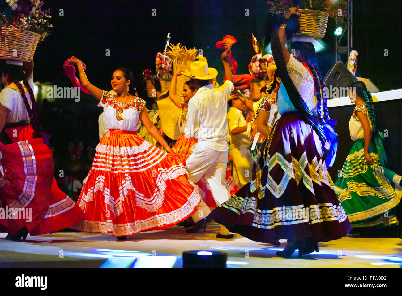 Les spectacles de danse folklorique à la place de la danse au cours de la Guelaguetza Festival en juillet - Oaxaca, Mexique Banque D'Images